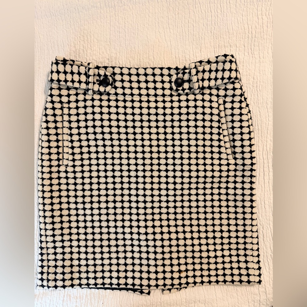 Banana Republic Black & Cream Pattern Pencil Skirt – Timeless Polished Style 🖤 - Picture 3 of 9